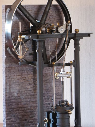 Eine detailreiche Dampfkraftmaschine auf einem stabilen Sockel. Sie zeigt das komplexe Zusammenspiel von Zahnrädern und mechanischen Teilen.