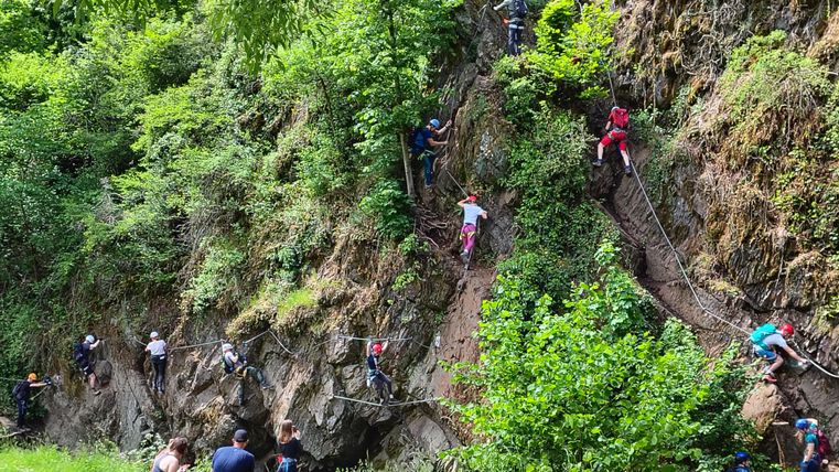 Een deel van de Burgenklettersteig dat boven de rivier de Lieser en onder de Niederburg loopt.