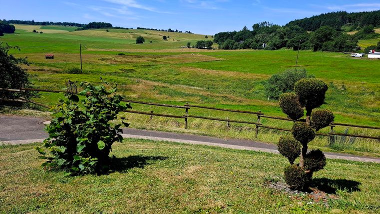 Vor dem Haus mit Blick ins Tal
