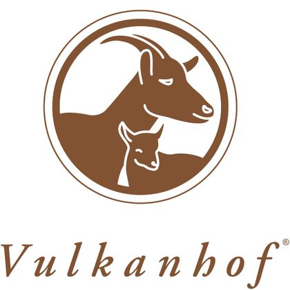 Een gestileerd logo met een geit en een zakdoek. Daaronder staat de tekst "Vulkanhof".