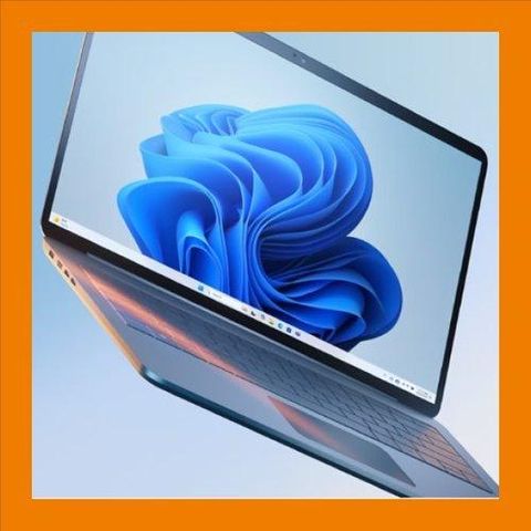 Offenes Laptop mit blauem Bildschirm
