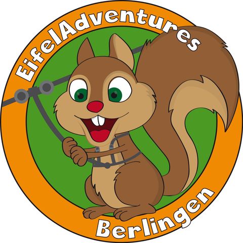 Een vrolijke eekhoorn met een brede glimlach. Hij wordt omringd door een kleurrijke cirkel met de woorden "EifelAdventures Berlingen".