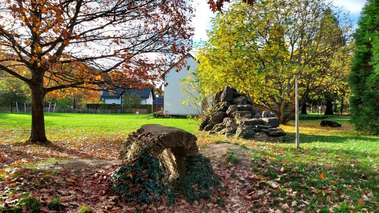 Romeinse waterleiding in Nettersheim, omringd door herfstbomen en gebladerte.