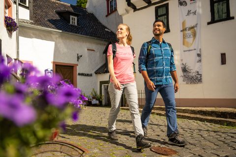 2 Wanderer vor der Quelle der Ahr in Blankenheim