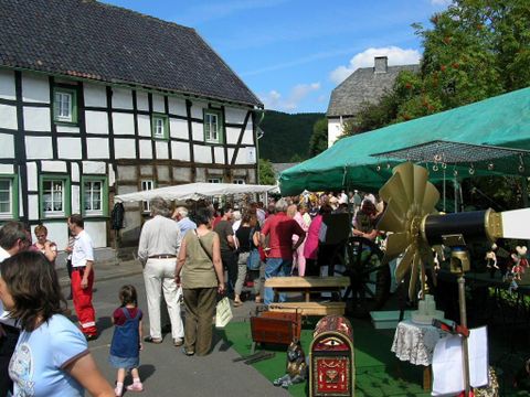 Vakwerkhuis en straat met veel mensen
