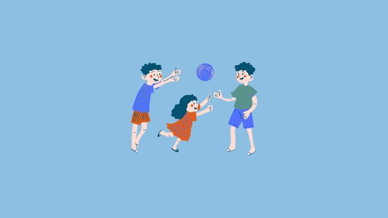 Mit dem Ball spielende Kinder.