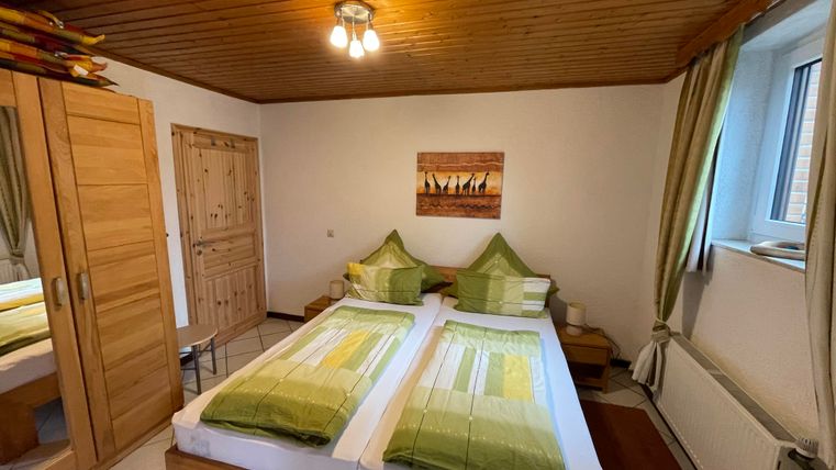 Ein gemütliches Schlafzimmer mit Vollholzmöbeln