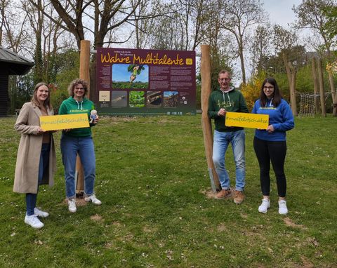 Die Infotafel zur Zuckerrübe mit Herrn Bürgermeister Mumm, den Mitarbeiterinnen des Tourismus-Büros und der Mitarbeiterin von Pfeifer & Langen.