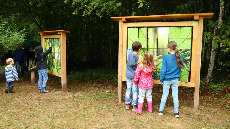 Des enfants jouent au tableau d'images