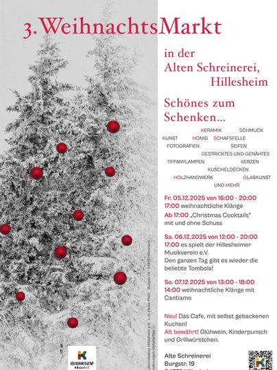 Ein Werbeplakat für den Weihnachtsmarkt in der Alten Schreinerei in Hillesheim. Es zeigt einen festlich geschmückten Weihnachtsbaum mit roten Kugeln und enthält Informationen zu Terminen und Aktivitäten.