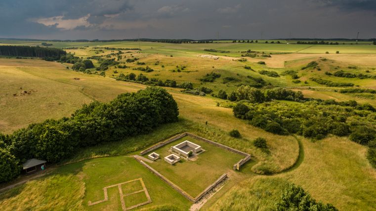 Luchtfoto van het Matron Shrine in een groen landschap met velden en bomen.