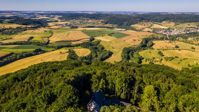 Vue aérienne de l'abbaye de Schankweiler et du paysage environnant dans le NaturWanderPark delux.