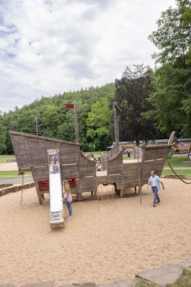 Ein Piratenschiff auf einem Spielplatz
