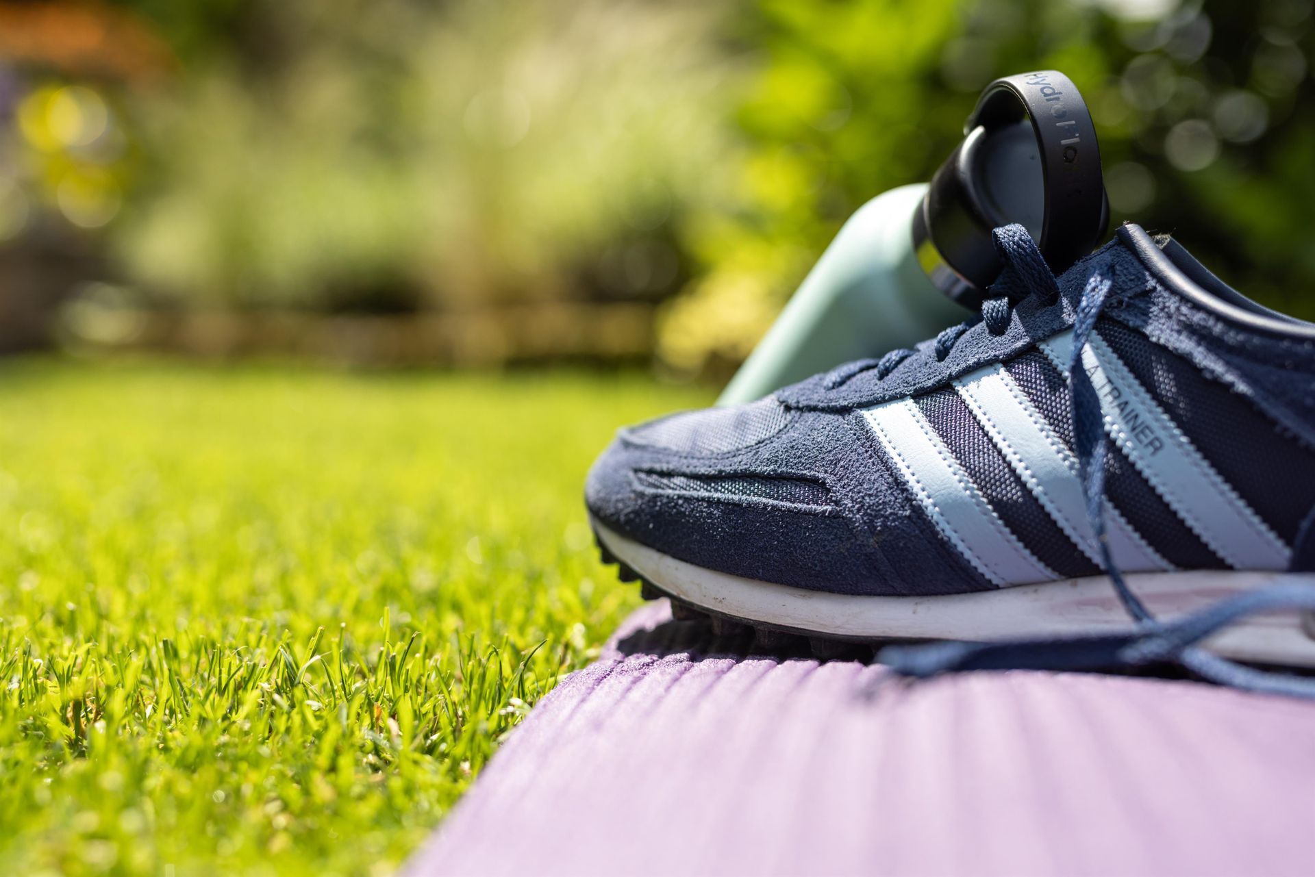 Sportschuh auf Sportmatte