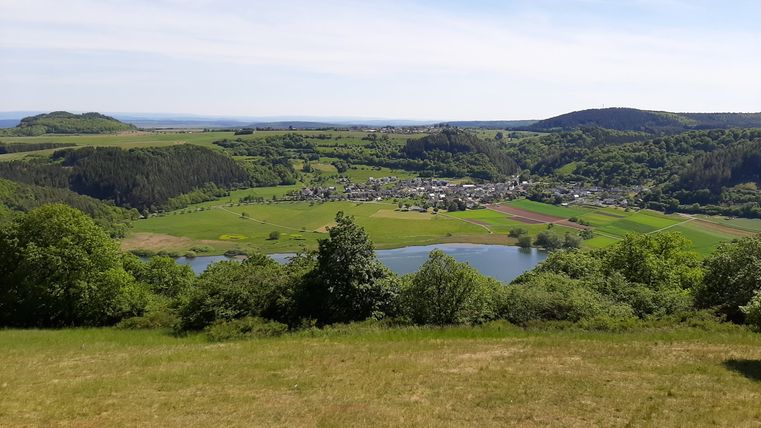 Uitzicht op het Meerfelder Maar en de Mosenberg in de Eifel.