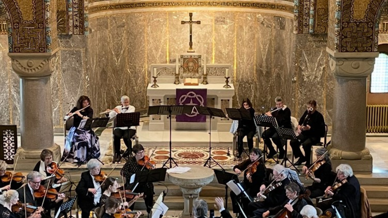 Blick von oben auf das Sinfonieorchester Gerolstein in der Erlöserkirche Gerolstein