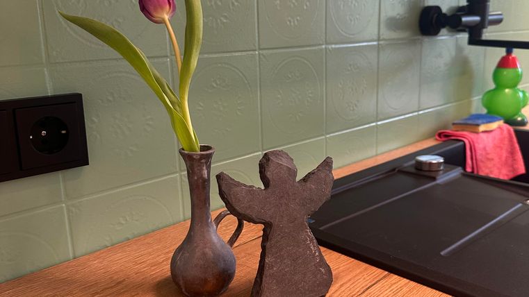 Gut ausgestattete Küche mit Herd, Backofen, Kühl-Gefrierkombi, Airfryer, Kaffeemaschine, Toaster, Mixer,