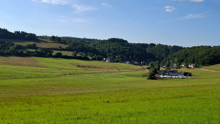 Der Blick vom Wald ins Dorf zeigt die schöne Verbindung zur Natur