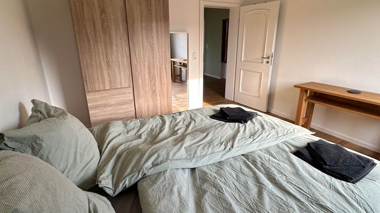 Schlafzimmer mit Doppelbett (180x200cm), Kleiderschrank, Spiegel, Officemöglichkeit