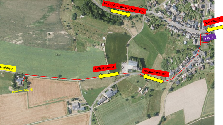 Une carte avec des routes et des indications de direction. Les environs sont ruraux avec des champs et de petites habitations.
