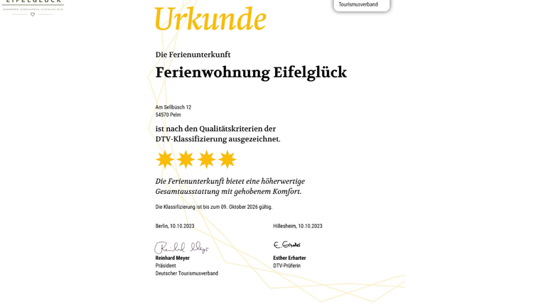 Eine Urkunde für die Ferienwohnung Eifeglück, ausgezeichnet mit vier Sternen. Die Auszeichnung bestätigt die hohe Qualität und den Komfort der Unterkunft.