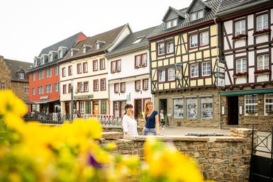 Zwei Frauen bummeln durch das City-Outlet Bad Münstereifel