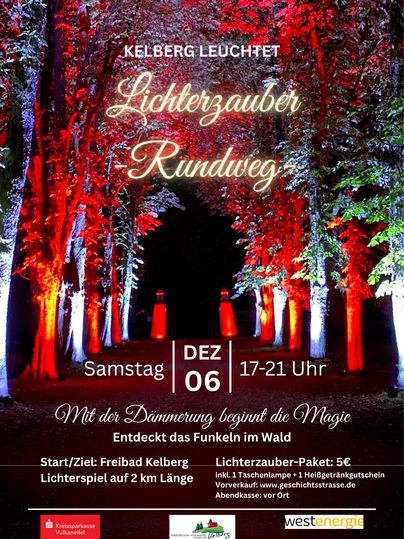 Ein farbenfrohes Lichtspiel zwischen Bäumen im Wald. Das Event lädt dazu ein, die magische Atmosphäre bei Dämmerung zu erleben.