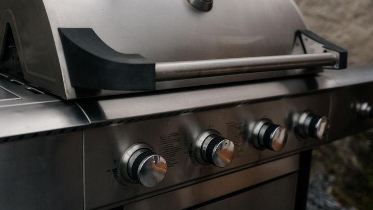 Un barbecue en acier inoxydable est disponible sur la terrasse.