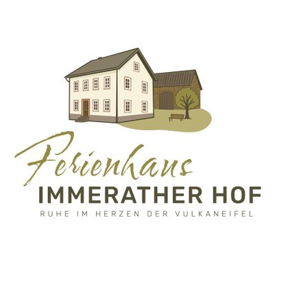 Een gestileerd logo van het vakantiehuis Immerrather Hof. Het toont een gezellig huis en de boodschap "Rust in het hart van de Vulkaneifel".
