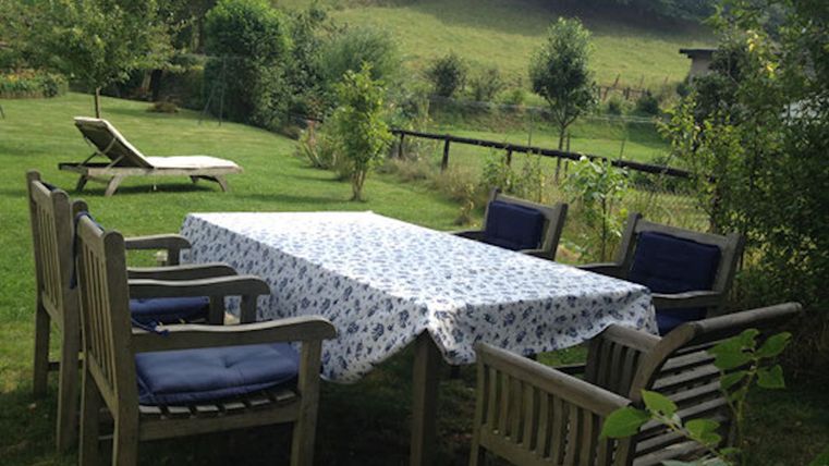 Terrasse mit Holztisch und 6 Stühlen