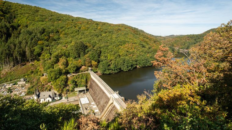 Zicht op de pompaccumulatiecentrale Vianden met reservoir en beboste heuvels op de achtergrond.