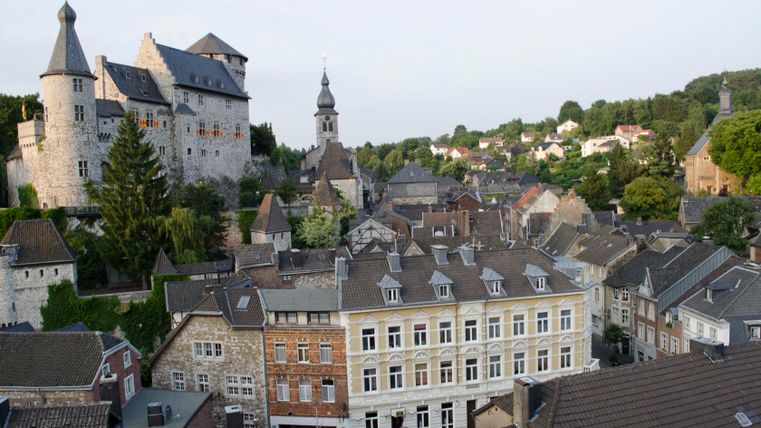 Vue sur la vieille ville de Stolberg avec le château et l'église en arrière-plan.