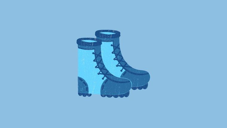 Ein Paar blaue Gummistiefel mit Schnürung. Sie sind besonders für nasses Wetter geeignet.