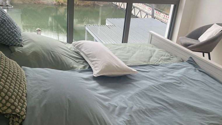Une chambre moderne avec une grande fenêtre et une magnifique vue sur la nature. La literie est fournie.