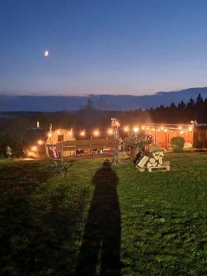 Ausblick aus weiter Entfernung auf die Veranstaltung Lichtergarten. Zu sehen ist ein Lagerfeuer