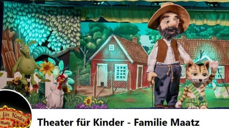 Eine bunte Theateraufführung für Kinder mit puppenartigen Figuren. Im Hintergrund sind eine ländliche Szene und freundliche Pflanzenmotive zu sehen.