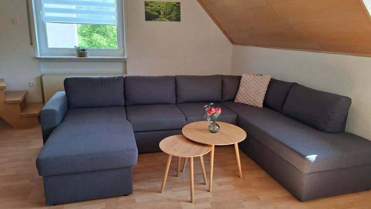 Ein gemütliches Wohnzimmer der perfekte Ort, um sich zu entspannen und wohlzufühlen.