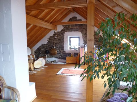 Espace confortable avec beaucoup de bois dans les combles