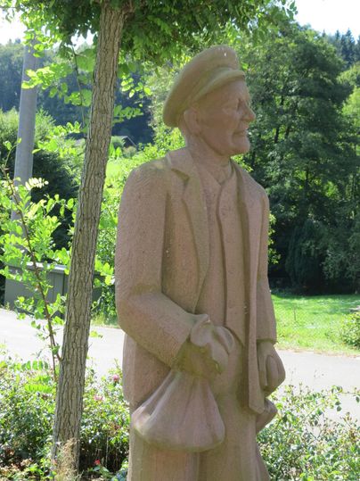 Een man van de Bläke Fritz gebeiteld uit steen