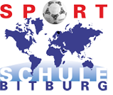 Een logo van de Sportschool Bitburg met een wereldkaart en een voetbal. Het benadrukt de verbinding tussen sport en internationale samenwerking.