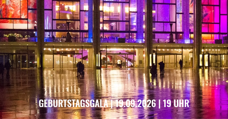 Eine abstrakte Darstellung mit sanften Farbverläufen in Rosa und Weiß. Am unteren Bildrand steht der Text: "TRISTAN UND ISOLDE 21.03.2026 17 UHR".