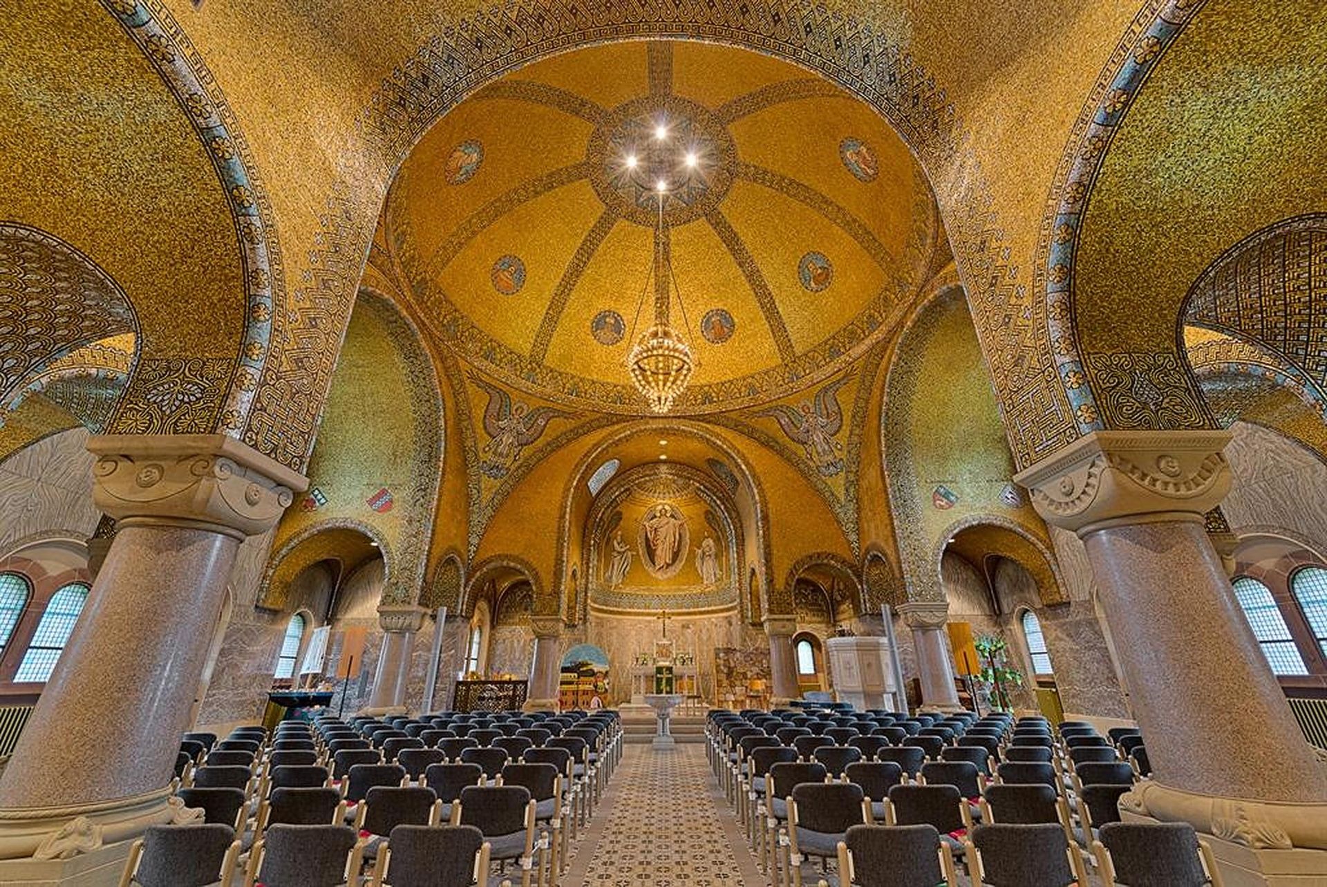 Innenraum der mit Millionen goldener Mosaiken verzierten Erlöserkirche mit Blick auf den Altar.
