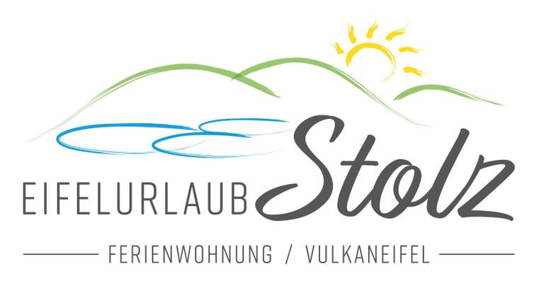 Ein Logo für "Eifelurlaub Stolz", das Naturmotive wie Berge und Sonne zeigt. Es steht für Ferienwohnungen in der Vulkaneifel.