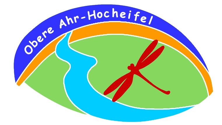 Logo van het grootschalige natuurbeschermingsproject Obere Ahr Hocheifel met een gestileerde libel en een rivier.