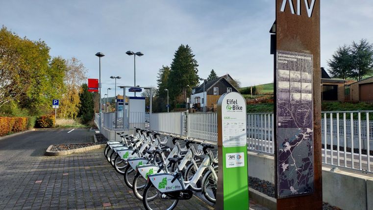 Fietsverhuurstation met e-bikes bij station Dahlem.