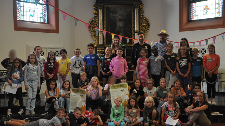 Viele Kinder in der Kirche