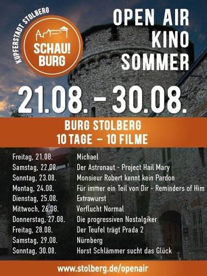 Ein Veranstaltungsplakat für ein Open Air Kino im Sommer auf der Burg Stolberg. Es zeigt die Termine und Filme, die von 21. bis 30. August stattfinden werden.