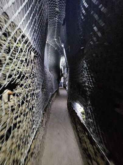 De Ulmener Maar-grot loopt 120 meter door de rots. Het licht is zwak en de sfeer is geheimzinnig.