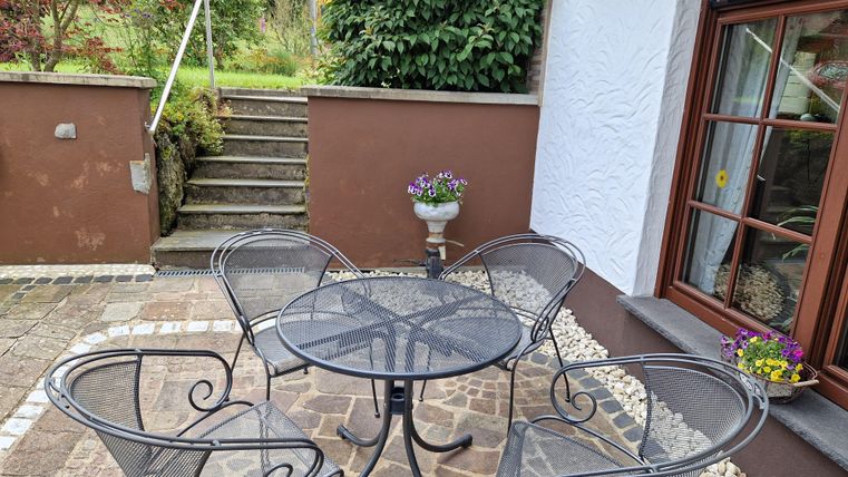 Terras met een tafel en vier stoelen