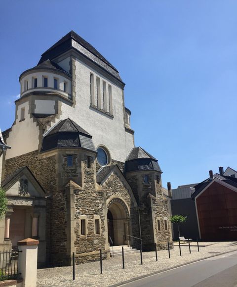 Ein markantes Gebäude mit einer einzigartigen Architektur und geschichtlichem Charakter. Die Fassade ist aus Stein und verleiht dem Bauwerk ein beeindruckendes Aussehen.